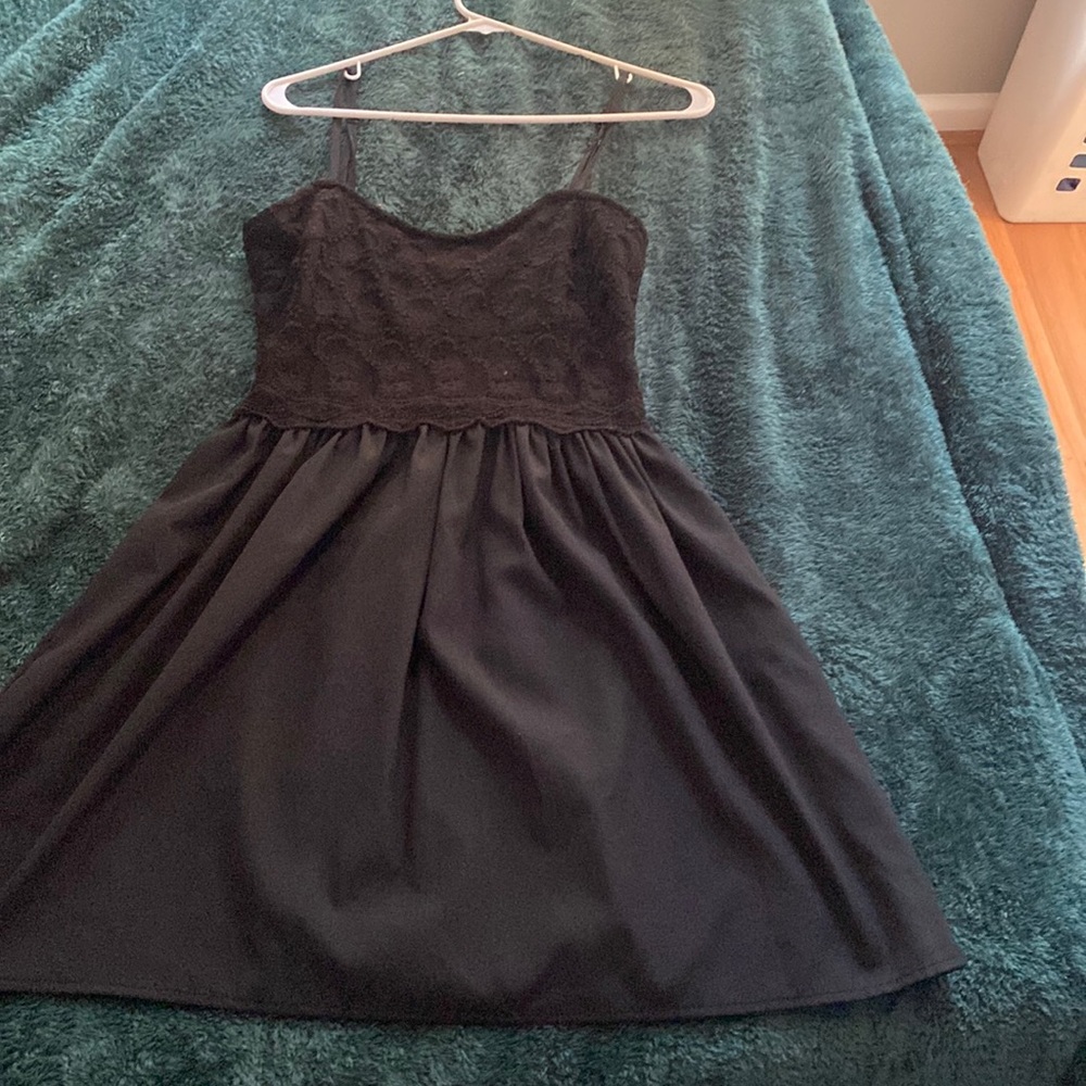 black flowy dress. lace middle lining. Medium